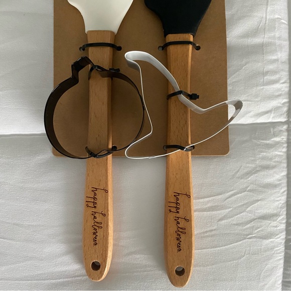 New RAE DUNN Halloween Baking Set - Picture 4 of 5